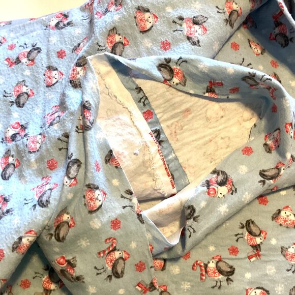 2 Medium Size Pieces Of Flannel Fabric Christmas Birds Quilting Sewing Material - Picture 2 of 3